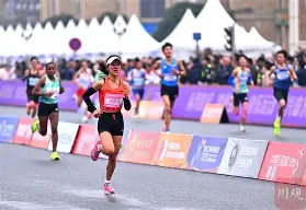 问鼎娱乐-关于马拉松邀请赛掀起高潮，东海雷豹队淘汰对手齐鲁雄狮队，战至最后一刻——中场绞杀压制对手的信息