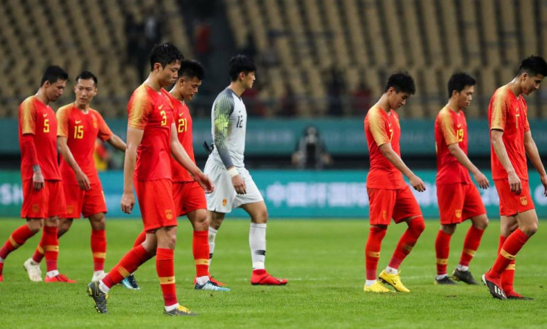 问鼎娱乐- 今晨体能课后，法兰克福主帅复盘备战意甲，底气十足，赛程密集仍需轮换