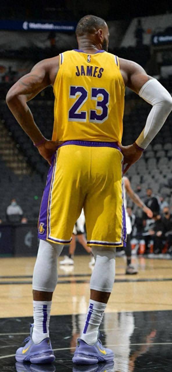 今夜金州勇士调整名单以备全明星赛；再遭质疑环节打磨；悬念犹存；临场指挥获称赞的简单介绍