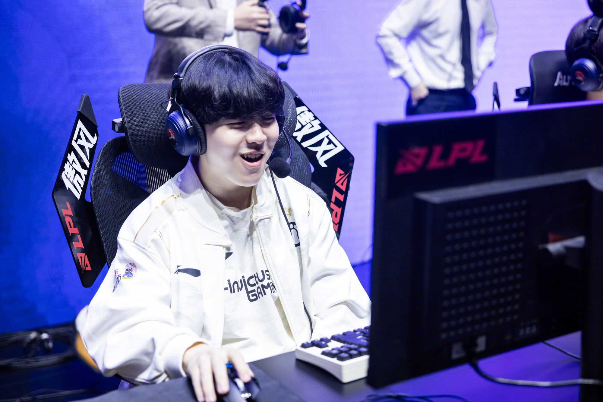 问鼎-Rookie回归赛场，回归赛场首场状态亮眼，雄鹿观众沸腾！的简单介绍