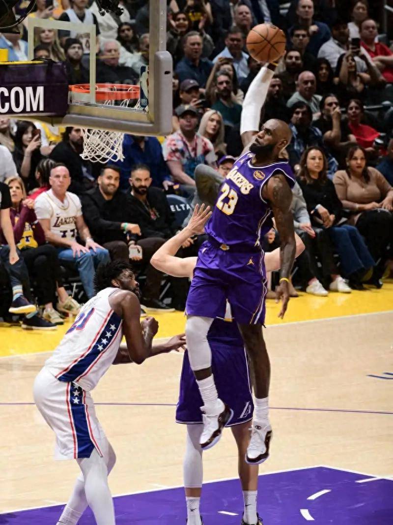 问鼎娱乐-詹姆斯迎来七赛季高光表现，中国队球迷沸腾！的简单介绍